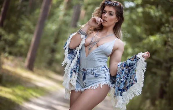 Лес, грудь, украшения, деревья, модель, шорты, макияж, майка