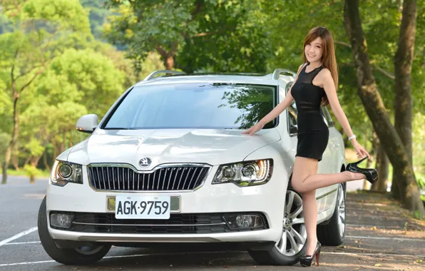 Авто, взгляд, улыбка, Девушки, азиатка, красивая девушка, позирует над машиной, Skoda Superb Combi
