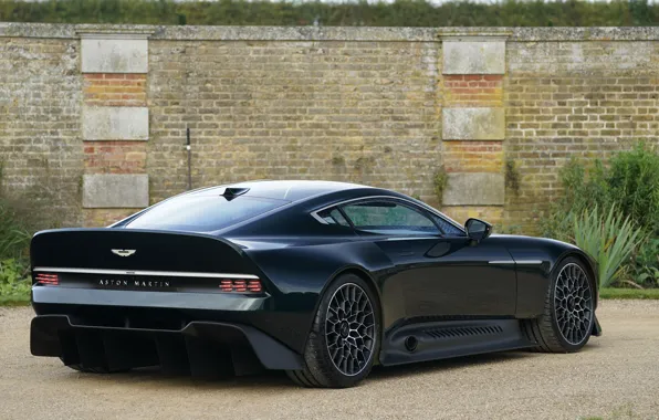 Aston Martin, купе, V12, Victor, 2020, у забора