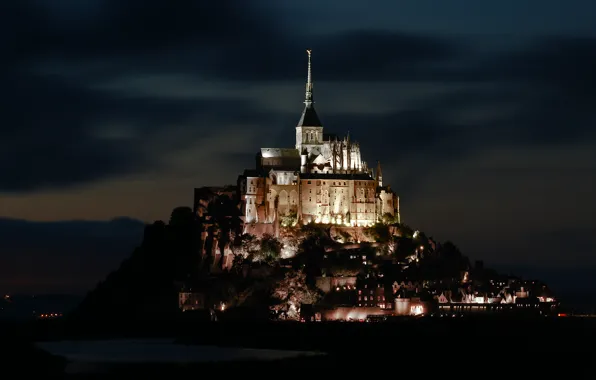 Картинка ночь, огни, Франция, подсветка, Нормандия, Мон-Сен-Мишель, скалистый остров