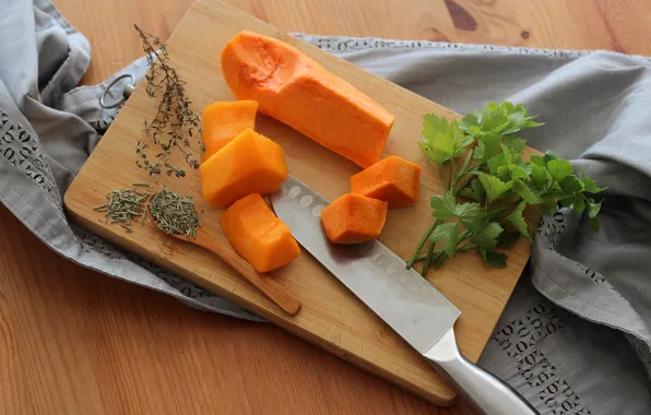Стол, полотенце, ложка, нож, тыква, кусочки, петрушка, ломтики