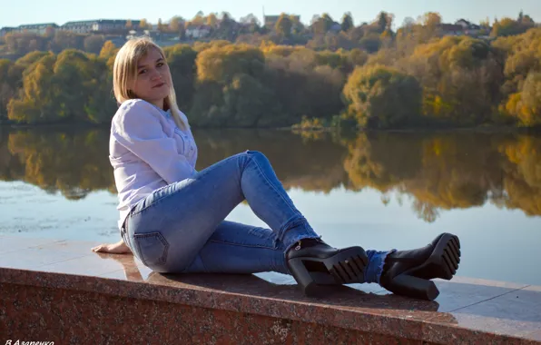 Попка, вода, девушка, деревья, пейзаж, природа, поза, улыбка
