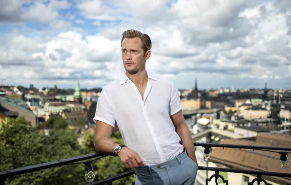Небо, взгляд, город, поза, мужчина, балкон, Alexander Skarsgard