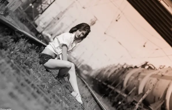 Картинка рельсы, Девушка, вагоны, Фотограф Юрий Дьяков, железная дорога.