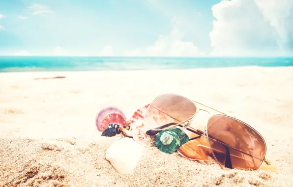 Картинка песок, море, пляж, лето, небо, отдых, очки, ракушки