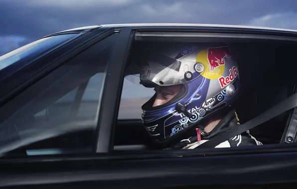Картинка гонки, шлем, пилот, автомобиль, Red Bull