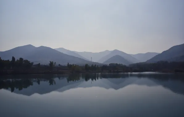 Картинка горы, озеро, растительность, дымка, водоем, mountains, lake, vegetation