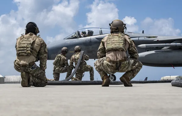 Картинка Япония, Солдаты, Japan, Air Force, McDonnell Douglas F-15 Eagle, Kadena Air Base, Летчик, Refueling