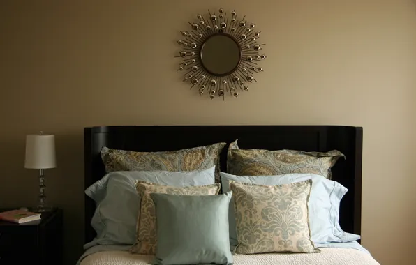 Картинка лампа, подушки, зеркало, постель