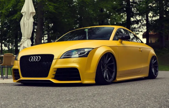 Audi, yellow