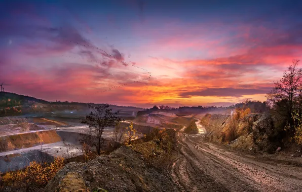 Дорога, закат, карьер
