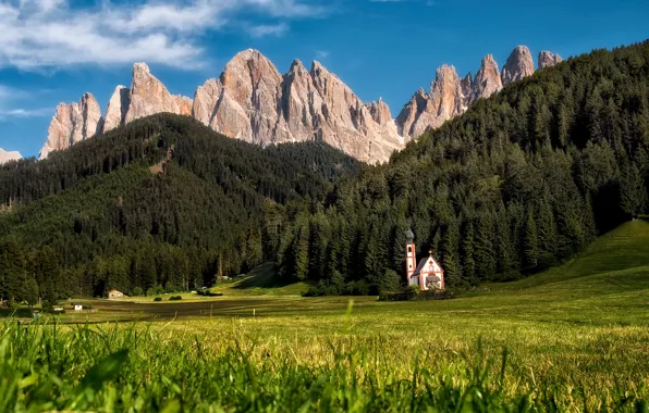 Картинка пейзаж, горы, природа, деревня, Италия, церковь, леса, луга