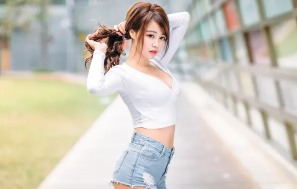 Картинка азиатка, размытый фон, asian, милая девушка, cute girl, джинсовые шорты, denim shorts, blurred background