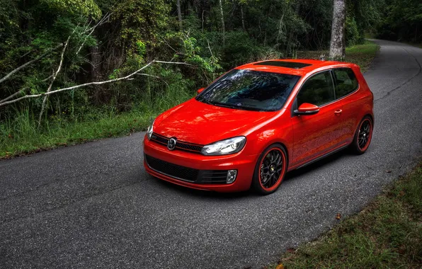 Картинка дорога, лес, красный, volkswagen, red, golf, фольксваген