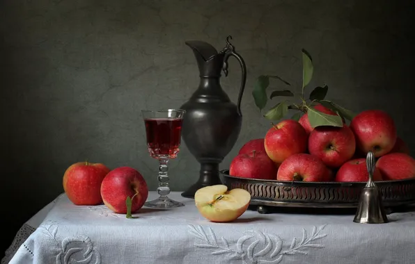 Яблоки, бокал, кувшин, колокольчик