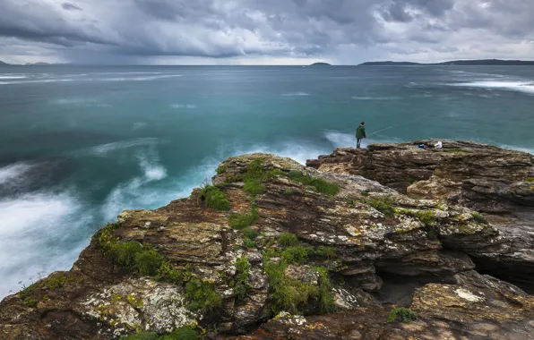 Море, облака, пасмурно, скалы, берег, растительность, рыбалка, человек