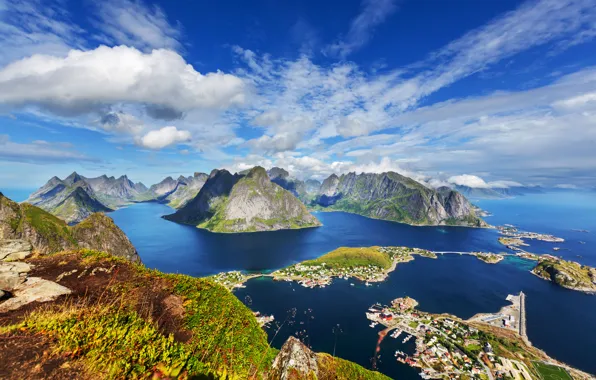 Картинка море, острова, облака, горы, побережье, дома, Норвегия, панорама