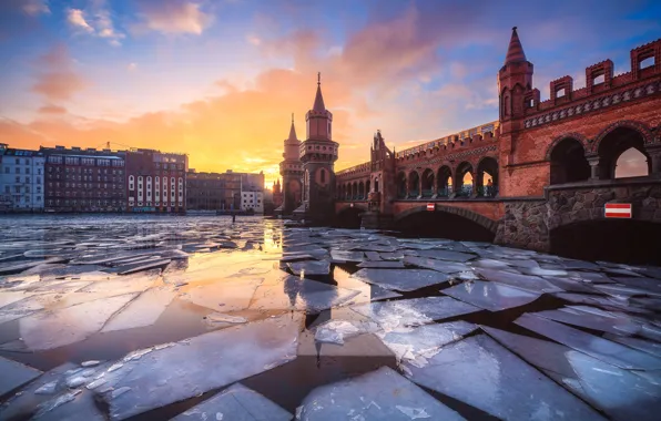 Berlin, Spree, Oberbaumbrücke Icy