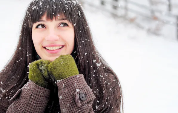 Картинка девушка, снег, радость, улыбка, шатенка, кареглазая, рукавицы