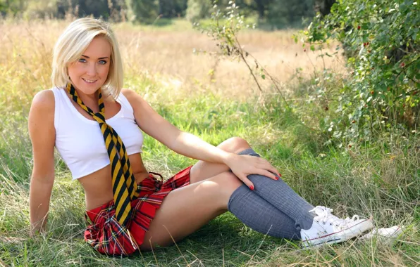 Картинка girl, blonde, cute, skirt, tie, sneakers, knee socks