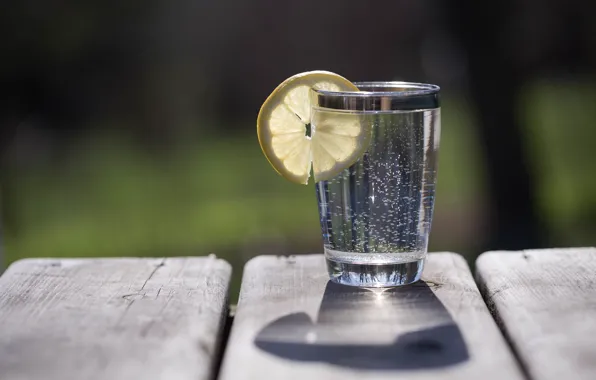 Вода, стакан, лимон