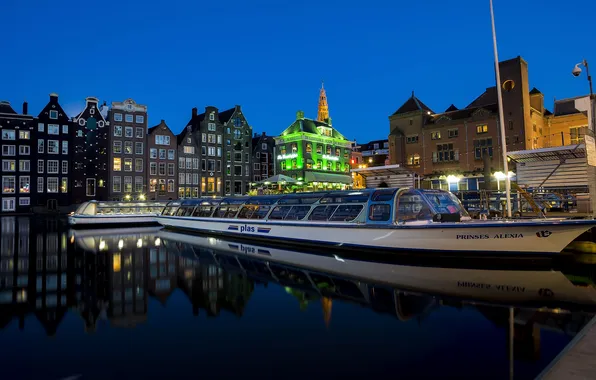 Картинка ночь, огни, дома, причал, фонари, Нидерланды, катера, Amsterdam