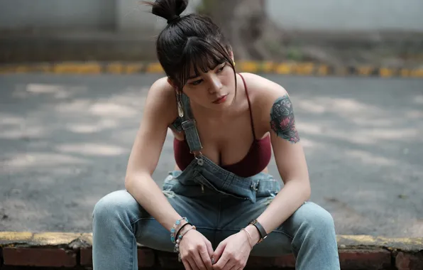 Картинка лето, фон, сидит, комбинезон, восточная девушка