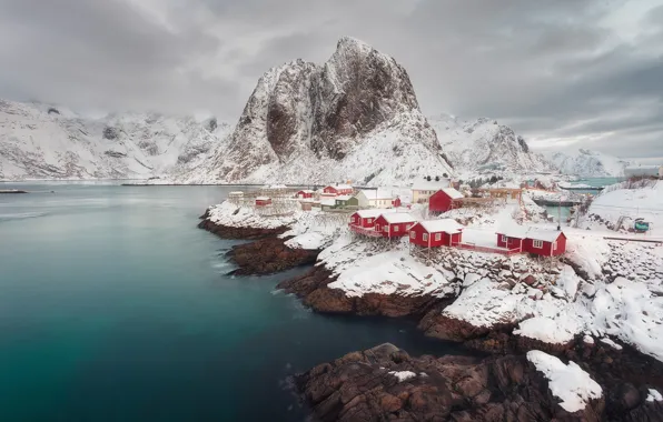 Картинка зима, море, снег, горы, скалы, Норвегия, поселение, фьорд