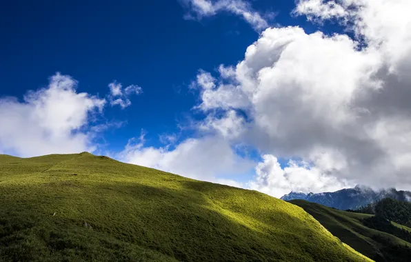 Картинка небо, трава, облака, горы, склон