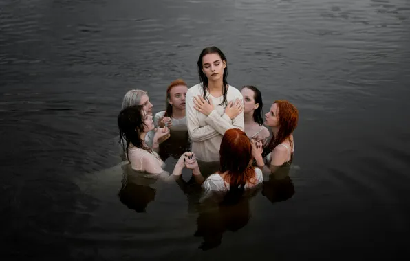 Вода, девушки, круг, ритуал