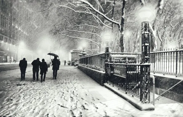Картинка зима, дорога, деревья, ночь, ветки, следы, люди, метро