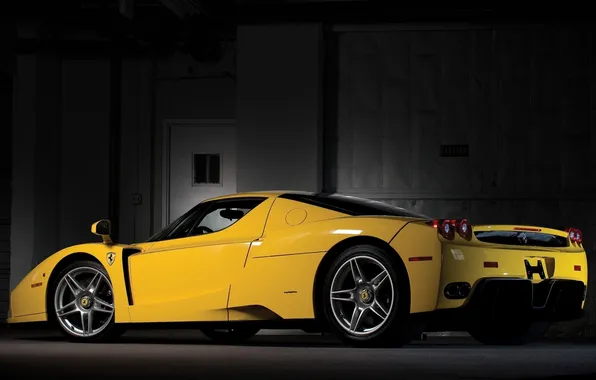 Картинка желтый, Феррари, Ferrari, суперкар, полумрак, вид сзади, Enzo, гиперкар