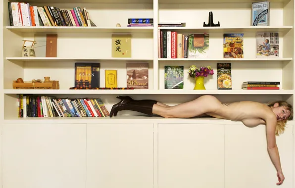 Nude, blonde, books