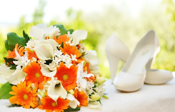 Картинка цветы, букет, туфли, белые, оранжевые, хризантемы, каллы, свадебный