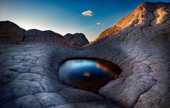 Небо, вода, камни, облако, глаз циклопа