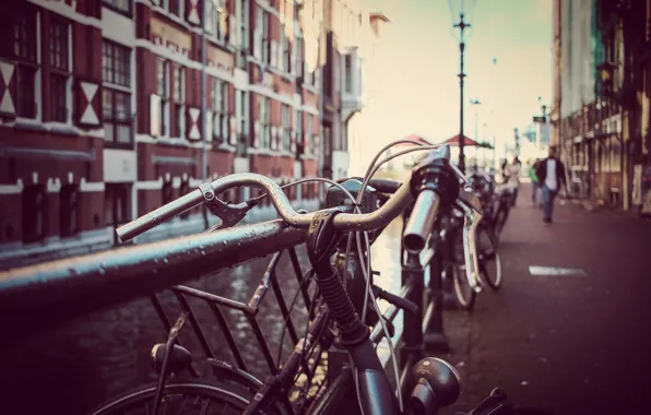 River, people, bokeh, bikes, canal, lamp posts, urban scene, citysacpe