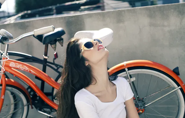 Девушка, брюнетка, очки