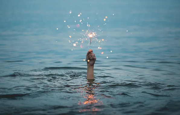 Картинка волны, вода, рука, искры, бенгальские огни, бенгальский огонь