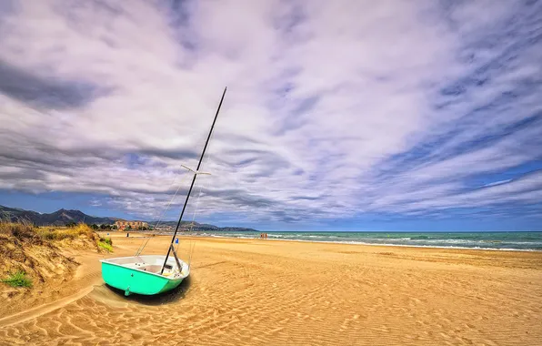 Картинка песок, небо, облака, берег, лодка, Испания, Грау Кастелло