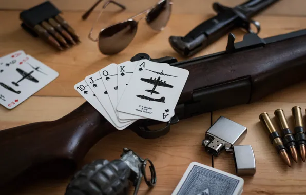Карты, зажигалка, очки, нож, лимонка, M1 Garand, самозарядная винтовка