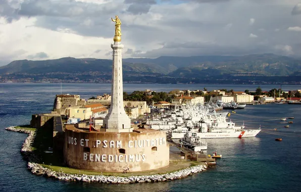 Картинка город, надпись, маяк, корабли, скульптура, гавань, италия, сицилия