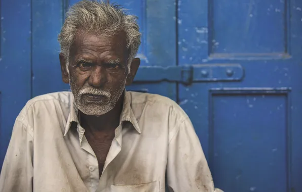 Poverty, diretc gaze, hard life, older man