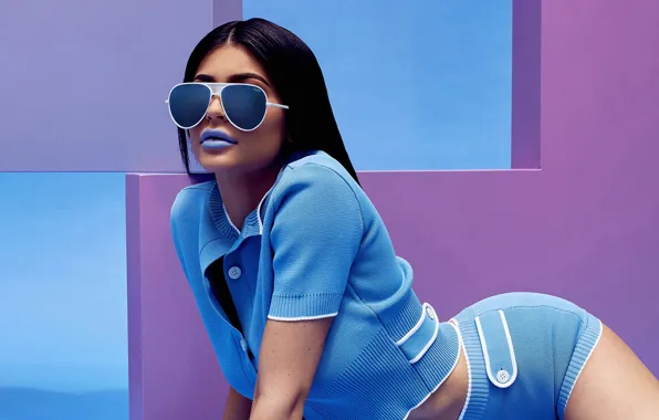 Модель, помада, брюнетка, очки, губы, голубой фон, Kylie Jenner, Кайли Дженнер