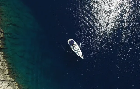 Море, отражение, скалы, берег, яхта, сверху