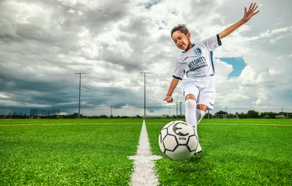Play, football academy, passing, midfielder