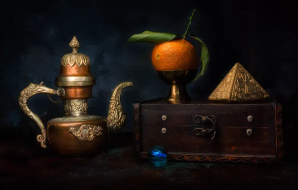 Старина, темный фон, апельсин, шарик, чайник, шкатулка, натюрморт, ящик