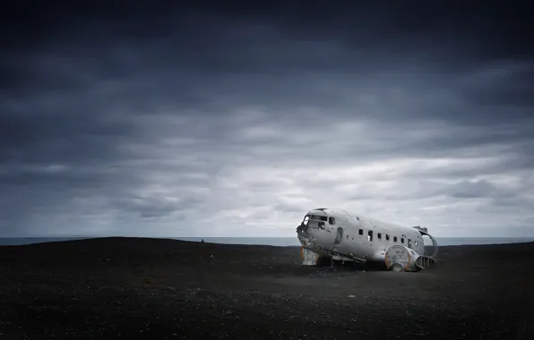 Самолет, буря, серые облака