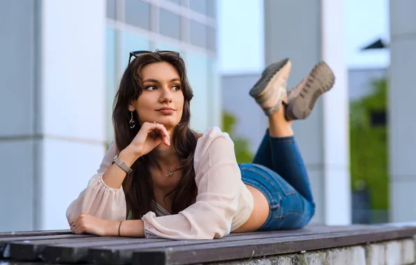Картинка woman, young, beautiful, model, jeans, brunette, sunglasses, long-haired