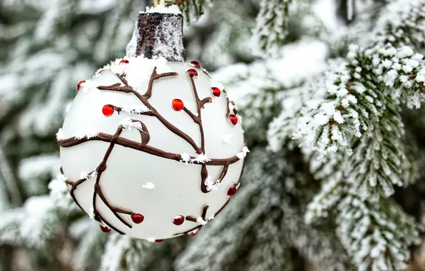 Картинка зима, снег, ветки, праздник, игрушка, новый год, шар, ель