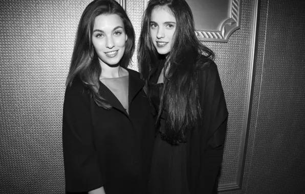 Фотография, ч/б, сёстры, актрисы, Margaret Qualley, Rainey